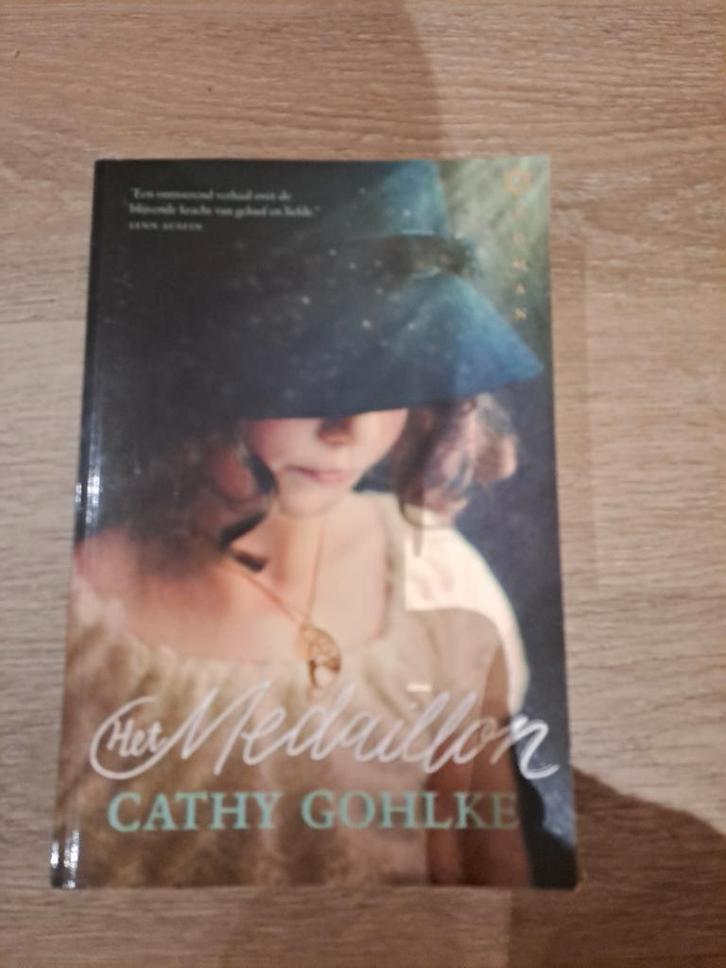 Het medaillon, Boeken, Historische romans, Zo goed als nieuw, Ophalen of Verzenden