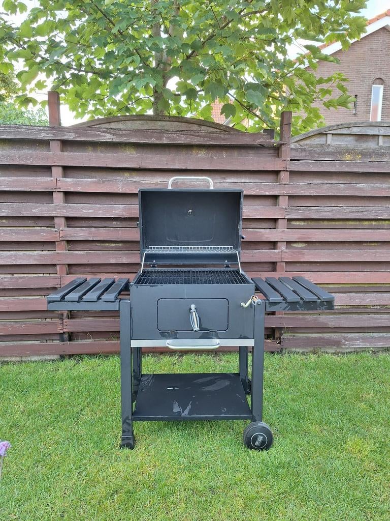Zwarte Houtskool Barbecue met Zijtafels en Wielen, Tuin en Terras, Houtskoolbarbecues, Gebruikt, Ophalen