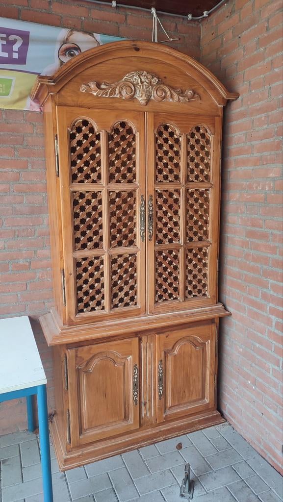Houten kast met deuren en opengewerkt houtsnijwerk, Ophalen