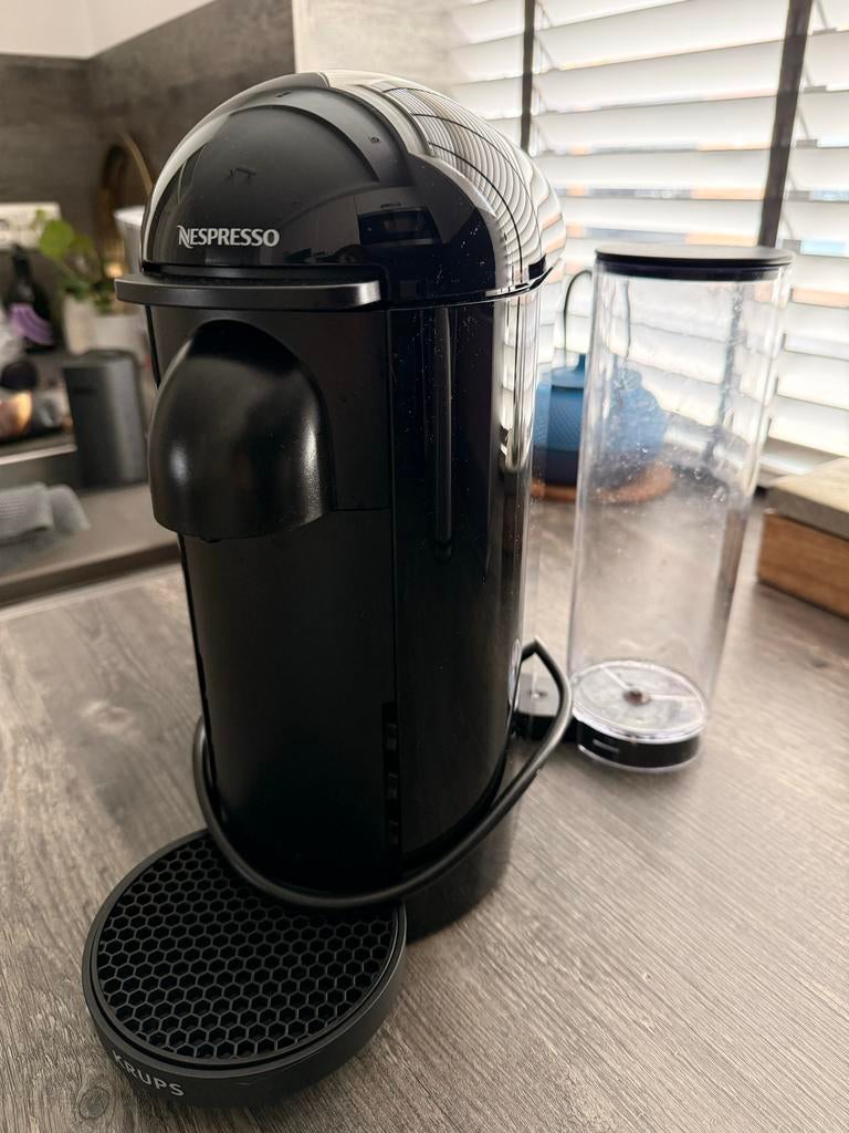 Nespresso Vertuo Koffiemachine zwart + gratis capsules!, Witgoed en Apparatuur, Koffiezetapparaten, Ophalen, Koffiemachine, Zo goed als nieuw