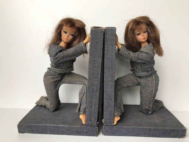 Barbie boekensteunen Jaren 70, Verzamelen, Poppen, Pop, Ophalen of Verzenden