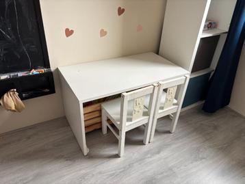 Kinderbureau met twee peuterstoelen beschikbaar voor biedingen