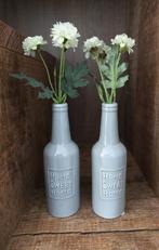 2 grijze vaasjes met kunstbloemen, Huis en Inrichting, Woonaccessoires | Vazen, Overige kleuren, Aardewerk of Porselein, Ophalen of Verzenden