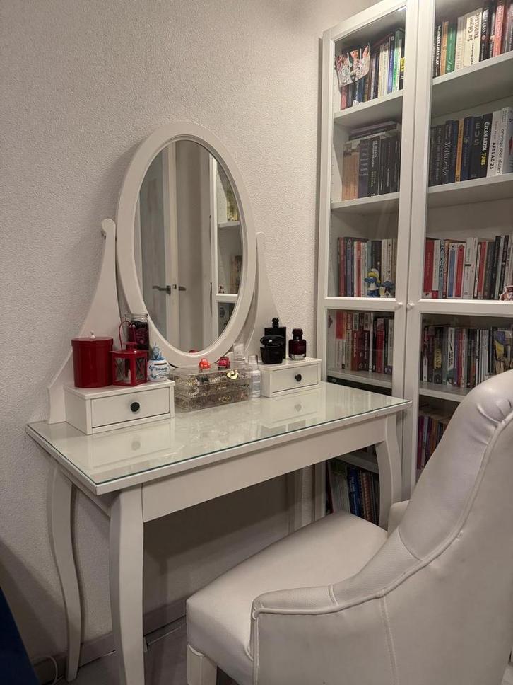 IKEA Make-up Tafel met Stoel, Huis en Inrichting, Tafels | Kaptafels, Zo goed als nieuw, Minder dan 100 cm, Minder dan 50 cm, Glas