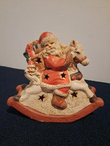 Kerstman Beeldje op Schommelpaard beschikbaar voor biedingen
