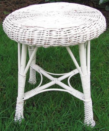 Wit rond rotan tafeltje / witte tafel. Bijzettafeltje. beschikbaar voor biedingen