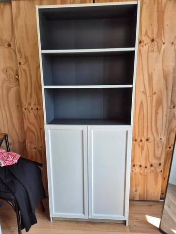 Boekenkast van ikea met 2 deuren beschikbaar voor biedingen
