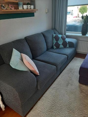 Bankstel met hocker beschikbaar voor biedingen