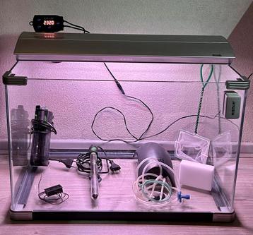 Aquarium met diverse spullen beschikbaar voor biedingen