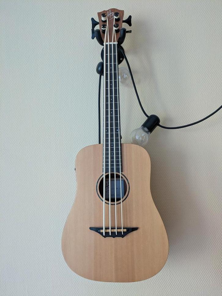 Harley Benton Kahuna ukelele basgitaar + draagtas, Muziek en Instrumenten, Snaarinstrumenten | Gitaren | Bas, Zo goed als nieuw