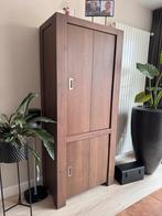 massief houten wandkast met twee deuren, Huis en Inrichting, Kasten | Wandmeubels, Ophalen, Zo goed als nieuw, Minder dan 150 cm
