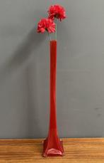 Grote rood met transparant glazen vaas met zeer lange hals, Gebruikt, 50 tot 75 cm, Ophalen of Verzenden, Glas