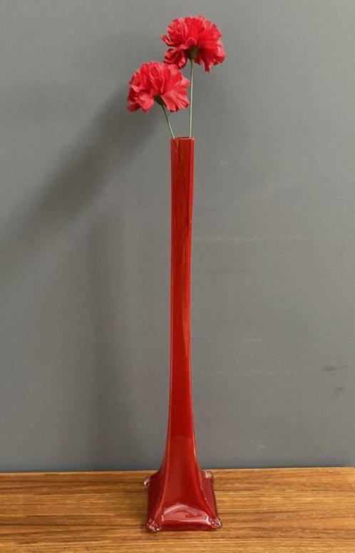 Grote rood met transparant glazen vaas met zeer lange hals, Huis en Inrichting, Woonaccessoires | Vazen, Gebruikt, Rood, 50 tot 75 cm