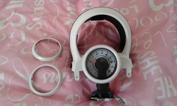 Toerenteller Peugeot 107 Citroen C1 Aygo hoogglans wit!, Auto-onderdelen, Elektronica en Kabels, Citroën, Peugeot, Toyota, Gebruikt