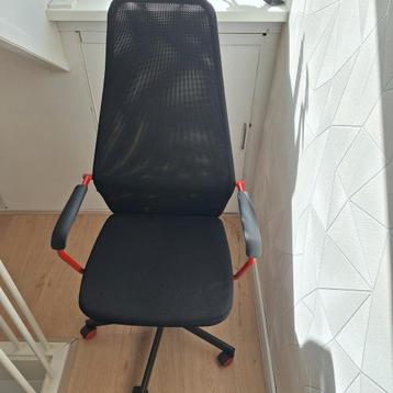 Zo goed als nieuwe burostoel zwart met rode accenten  beschikbaar voor biedingen