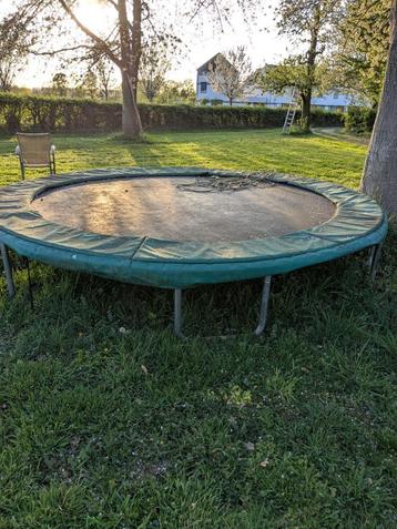 Trampoline gratis af te halen beschikbaar voor biedingen