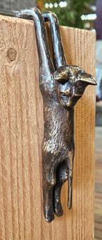 RANDHANGER POES / KAT / HANG POES / BRONZEN BEELD, Tuin en Terras, Tuinbeelden, Dierenbeeld, Nieuw, Info@huisentuindecoratiemarie.nl