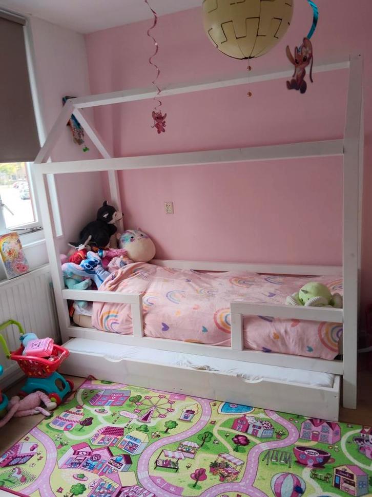 Prachtige bedhuisje met extra bed onder lade, Kinderen en Baby's, Kinderkamer | Stapelbedden en Hoogslapers, Zo goed als nieuw