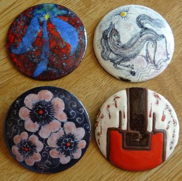 4 Ronde metalen geëmailleerde broches beschikbaar voor biedingen