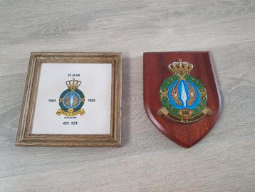 2x wapen schildje hout, en tegel in lijst 423 sqn / 503 sqn  beschikbaar voor biedingen