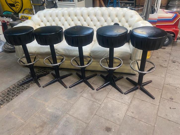 Stoere vintage barkruk uit oud cafe zware kwaliteit, Huis en Inrichting, Barkrukken, Gebruikt, 60 tot 90 cm, Ophalen