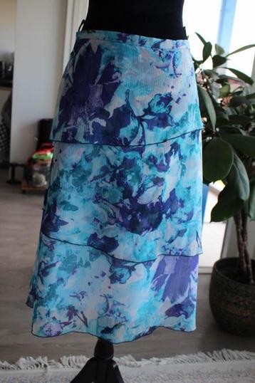 Zwierige bloemenrok in blauw- en paarstinten, maat 48 beschikbaar voor biedingen