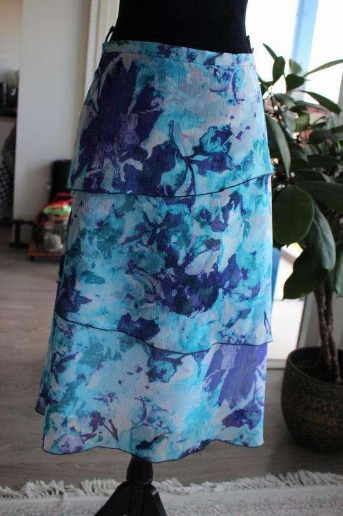 Zwierige bloemenrok in blauw- en paarstinten, maat 48, Kleding | Dames, Rokken, Zo goed als nieuw, Maat 46/48 (XL) of groter, Blauw