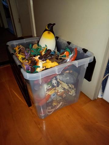 Grote bak vol met plastic speelgoed beesten ! beschikbaar voor biedingen