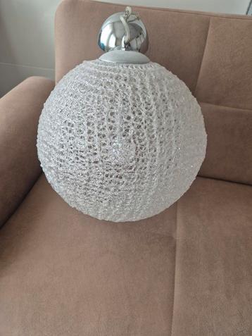 Mooie bol hanglamp (2 stuks aanwezig) beschikbaar voor biedingen