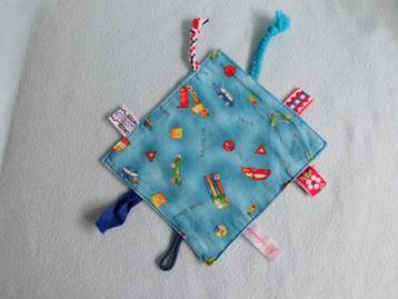 Nieuw handgemaakt labeldoekje knuffeldoekje voertuigen blauw beschikbaar voor biedingen