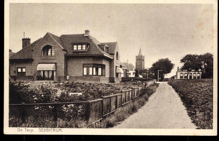 Sexbierum (Fr.), Straatgezicht de Terp, gelopen 1937, Verzamelen, Ansichtkaarten | Nederland, Gelopen, Friesland, 1920 tot 1940
