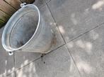Zinken emmer decoratie., Ophalen