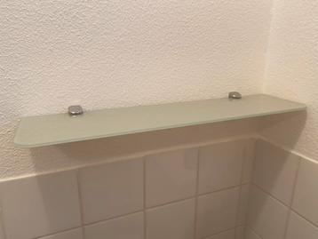 Glazen plateau beschikbaar voor biedingen