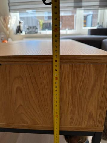 Handige salontafel met opklapbaar deel beschikbaar voor biedingen
