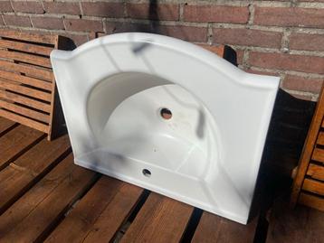 Wastafel met kleine vlekjes beschikbaar voor biedingen