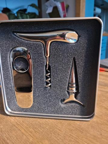 Wijnset - Kurkentrekker, Schenktuit & Flessenstop beschikbaar voor biedingen