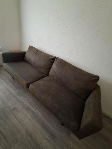 Suede bank beschikbaar voor biedingen