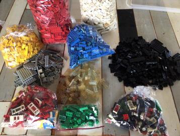 Heel veel lego blokjes, rood, zwart, blauw, wit en meer beschikbaar voor biedingen