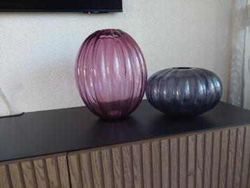 IKEA paarse vazen van Gunnil Sahlin beschikbaar voor biedingen