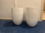 2 Hoge witte potten, Tuin en Terras, Bloempotten, Rond, Binnen, Zo goed als nieuw, Aardewerk