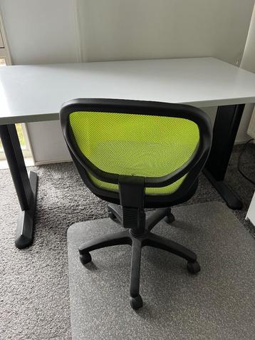 GRATIS AF TE HALEN: BURO wit/zw L140-D80-H75+STOEL groen/zw beschikbaar voor biedingen