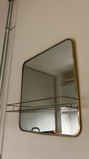 Gouden spiegel met rekje beschikbaar voor biedingen