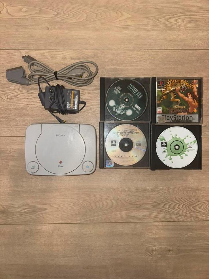 PS one (PS1 Slim) + 4 games, Spelcomputers en Games, Spelcomputers | Sony PlayStation 1, Zo goed als nieuw, Met 1 controller, Ophalen of Verzenden