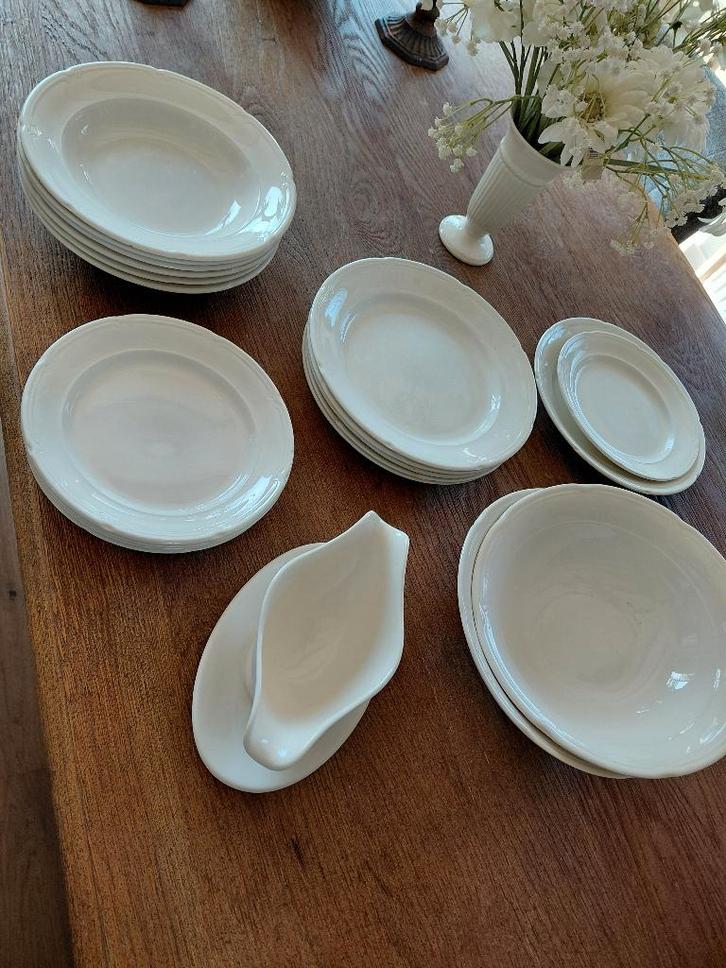 te koop NIEUW mooi roomkleurig eet/ontbijtservies, Huis en Inrichting, Keuken | Servies, Nieuw, Compleet servies, Effen, Aardewerk