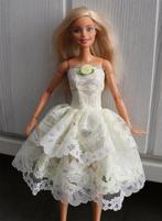 Barbie kleding nieuw - Half lange jurk geel met kant + bloem, Ophalen of Verzenden, Nieuw, Barbie