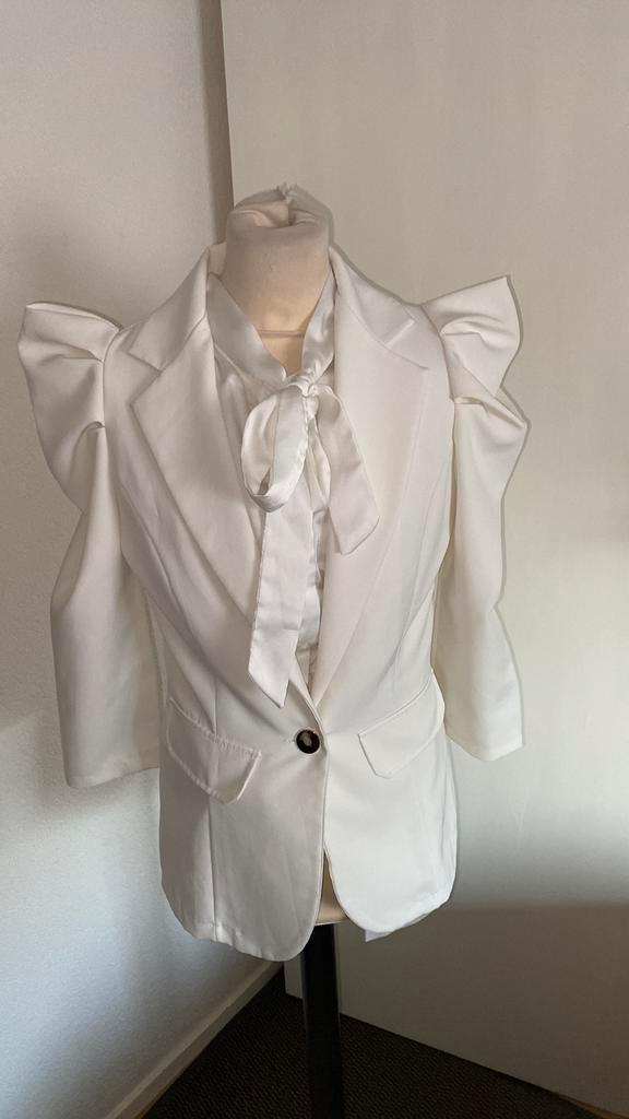 Super apart jasje mt s (of als set met bloes erbij 11 euro ), Kleding | Dames, Jasjes, Kostuums en Pakken, Zo goed als nieuw, Jasje