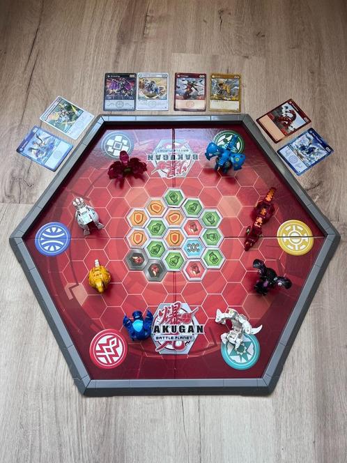Bakugan Battle Arena met 8 Bakugans, Kinderen en Baby's, Speelgoed | Actiefiguren, Zo goed als nieuw, Ophalen of Verzenden