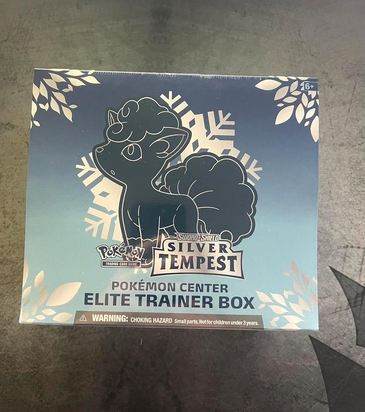 Silver Tempest Pokemon Center ETB (scheurtje), Hobby en Vrije tijd, Verzamelkaartspellen | Pokémon, Zo goed als nieuw, Ophalen of Verzenden