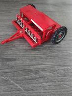 Vintage Britains Massey Ferguson 130 Zaaimachine en roller, Hobby en Vrije tijd, Modelauto's | 1:32, Ophalen, Gebruikt, Tractor of Landbouw
