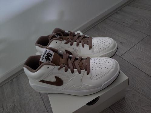 Nike schoenen, Gebroken wit met bruine Jordan Stadium 90, Kleding | Dames, Schoenen, Nieuw, Sneakers of Gympen, Overige kleuren